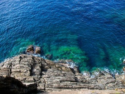 CINQUE TERRE: BETWEEN COVES AND CRYSTALLINE SEA